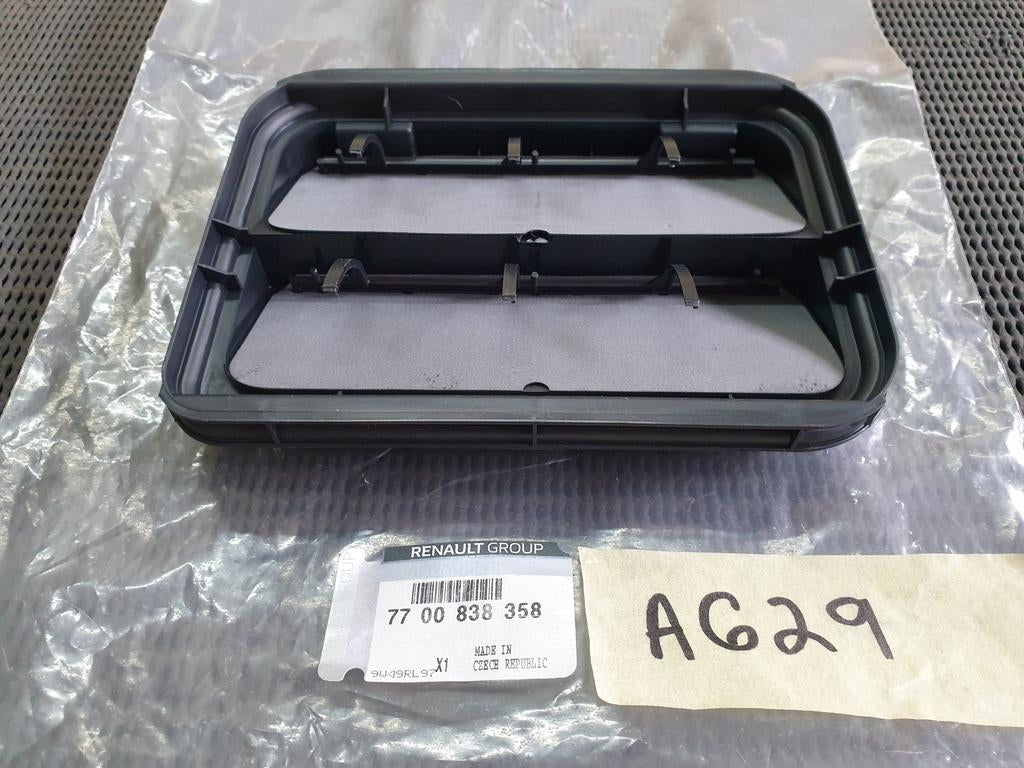 Renault Sandero Rear Quarter Vent