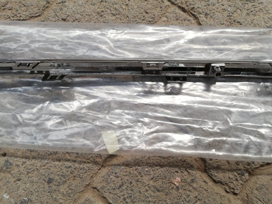 Original Used Kia Carnival II Bracket, Mount 2022 Bumper Grille Centre Piece