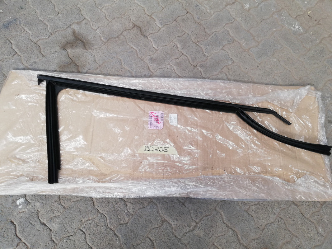 Volkswagen Polo Comfortline 2021 Right Front Window Guide