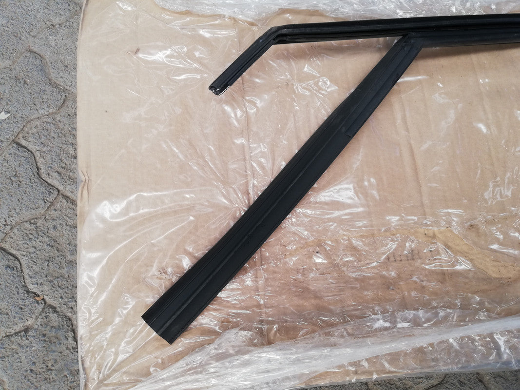 Volkswagen Polo Comfortline 2021 Right Front Window Guide