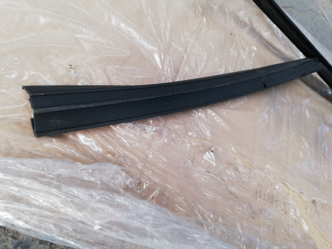 Volkswagen Polo Comfortline 2021 Right Front Window Guide