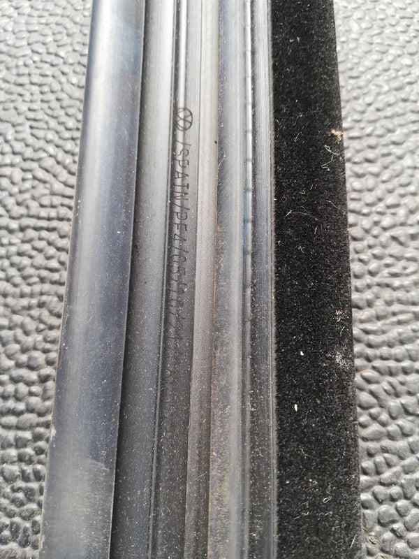 Volkswagen Polo Comfortline 2021 Right Front Window Guide