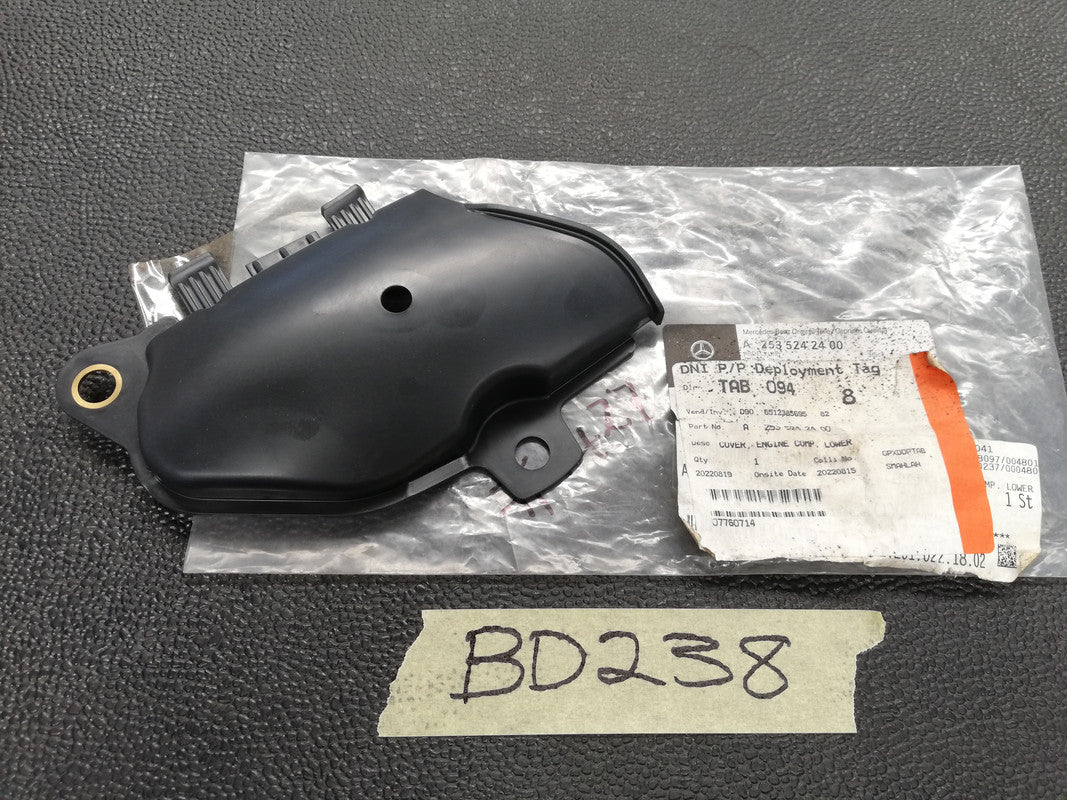 メル42489ページ Original New Mercedes-Benz GLC 2019 Lower Engine Compartment Cover