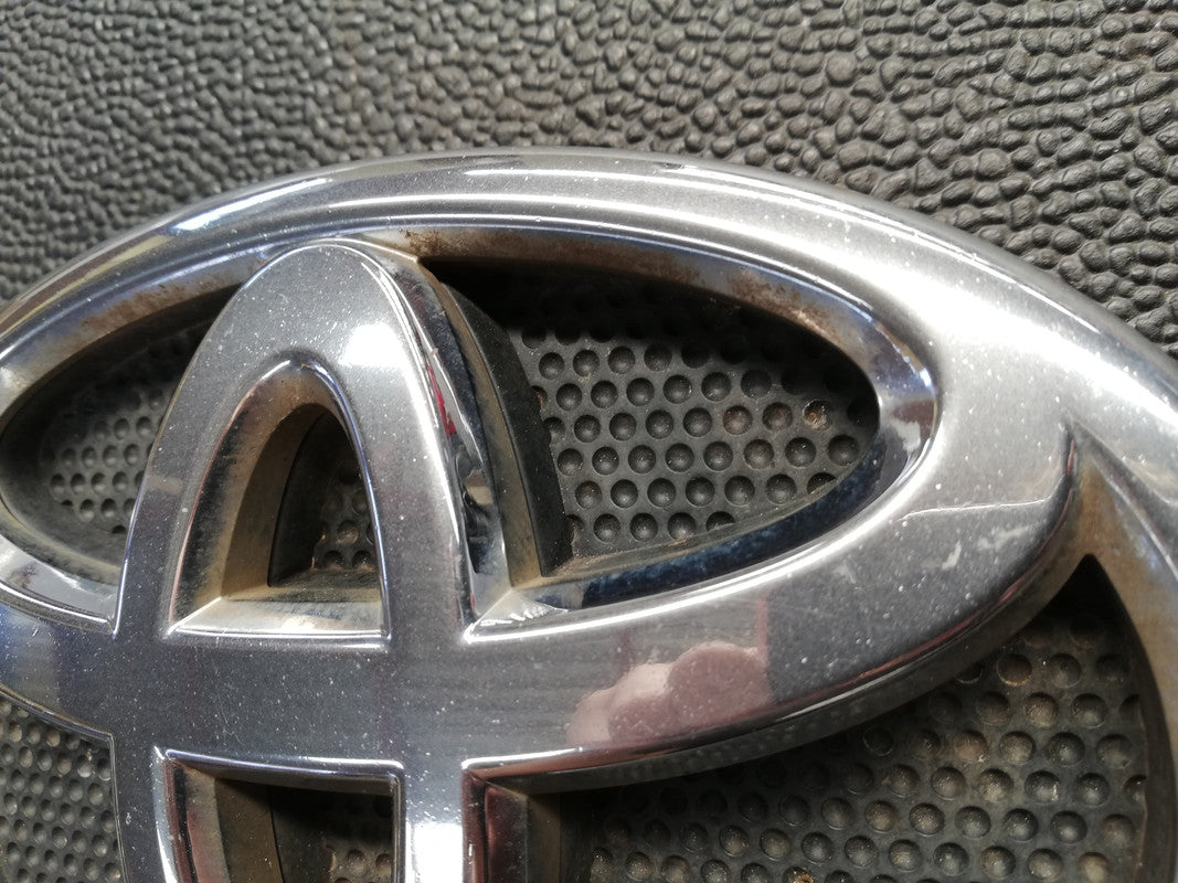 Toyota Hilux 2.4 GD-6 SRX 2018 Radiator Grille Badge