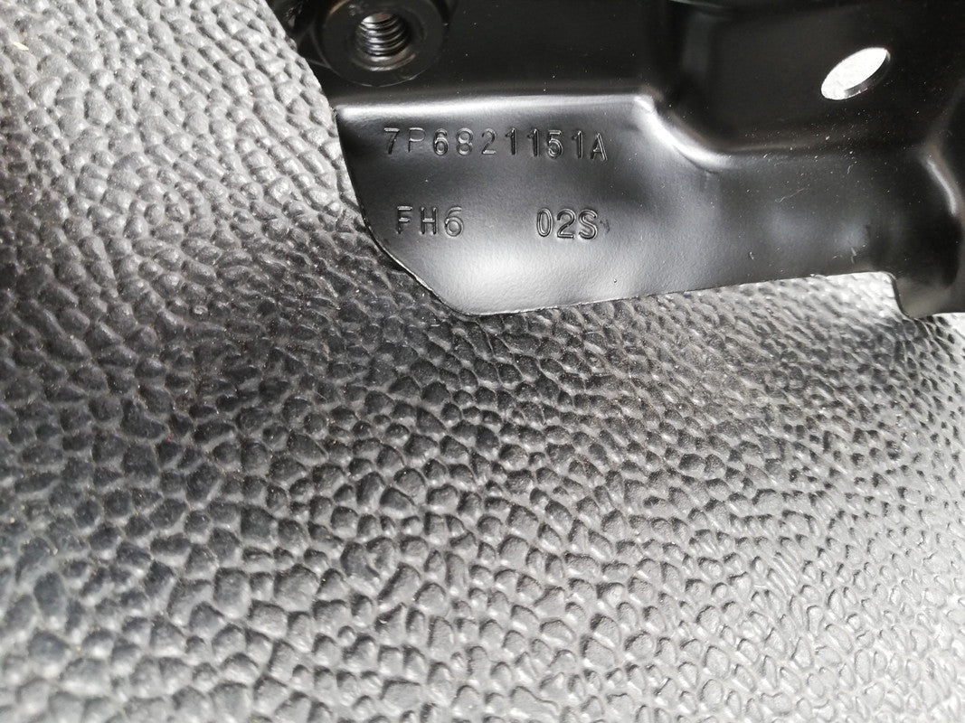 Volkswagen Touareg Left Front Fender Bracket