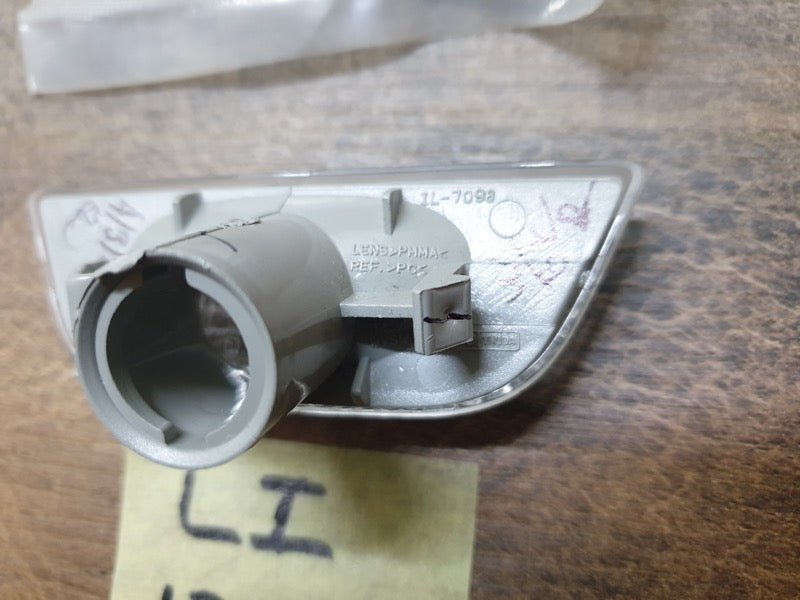 Original New Renault Kwid Fender Indicator Light