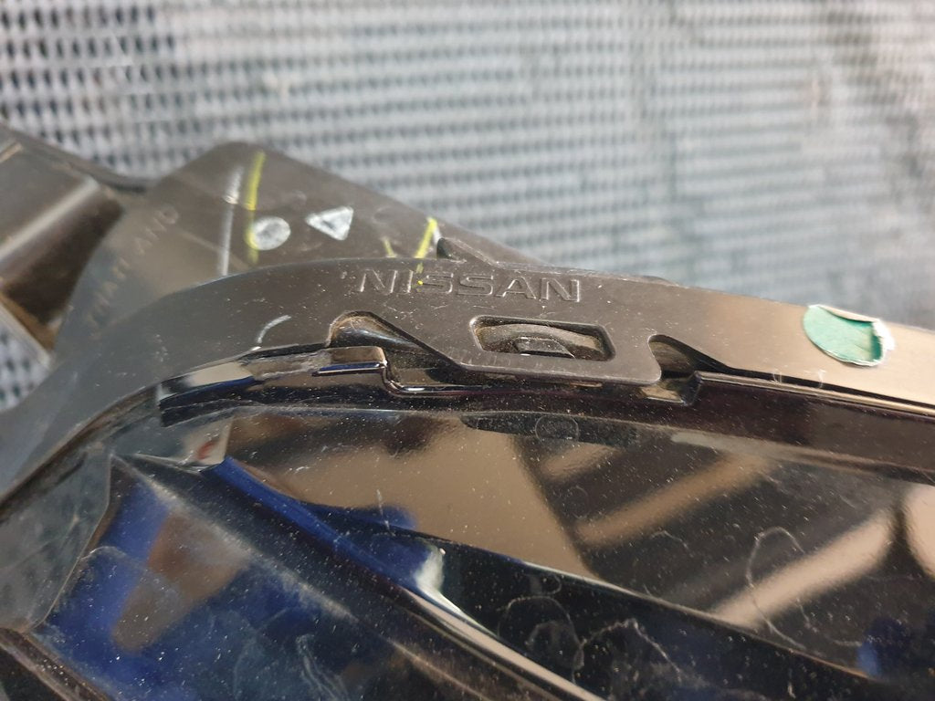 Nissan Navara Right Headlight