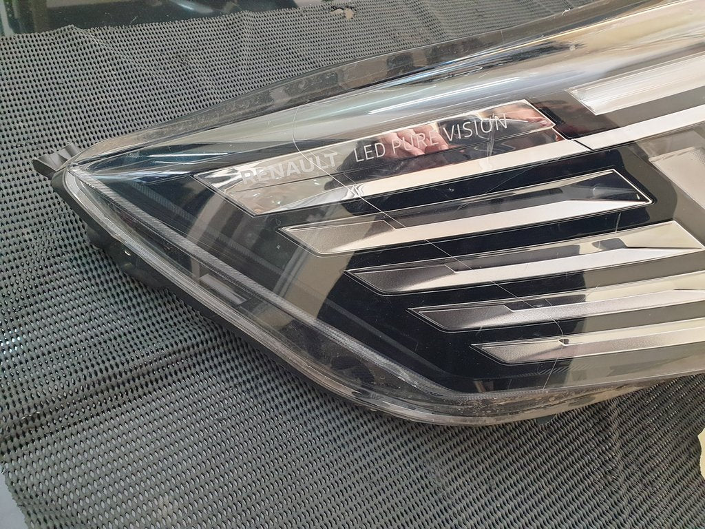 Renault TRAFIC 2.0 DCI Right Headlight
