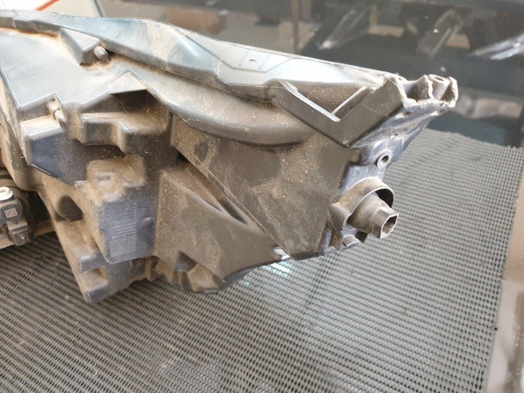 Renault TRAFIC 2.0 DCI Right Headlight
