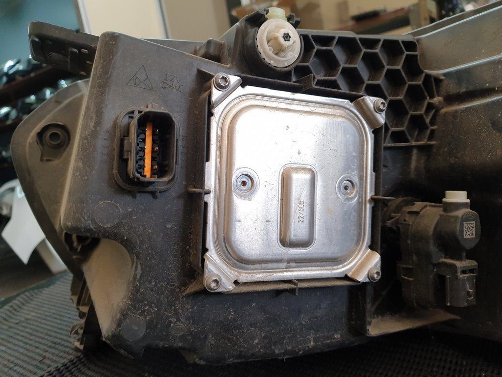 Renault TRAFIC 2.0 DCI Right Headlight