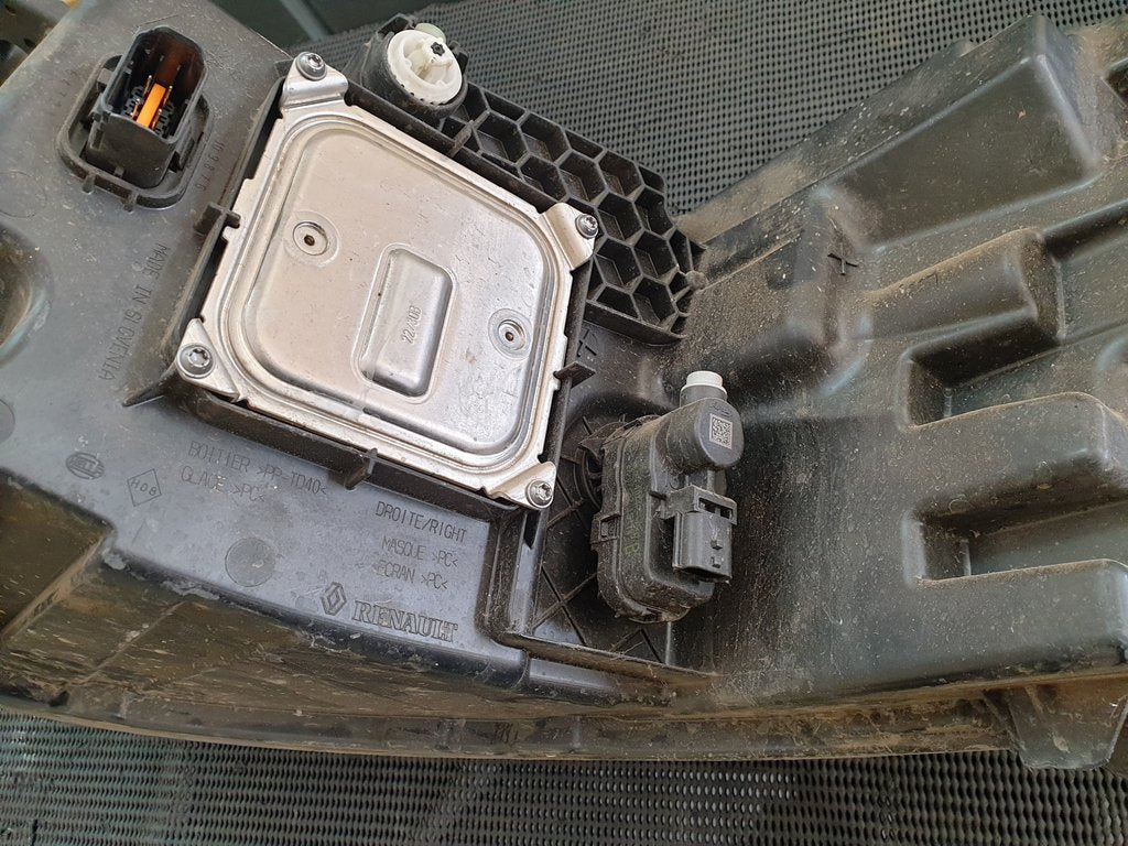 Renault TRAFIC 2.0 DCI Right Headlight