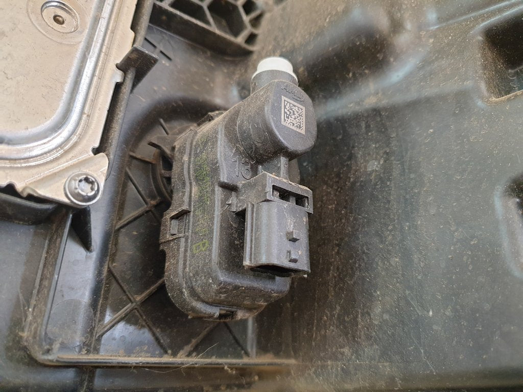 Renault TRAFIC 2.0 DCI Right Headlight