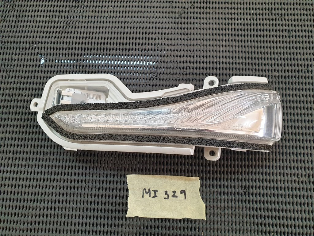 Nissan Infiniti Left Outer Mirror Indicator Light