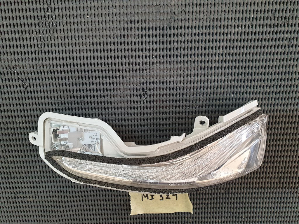 Nissan Infiniti Left Outer Mirror Indicator Light