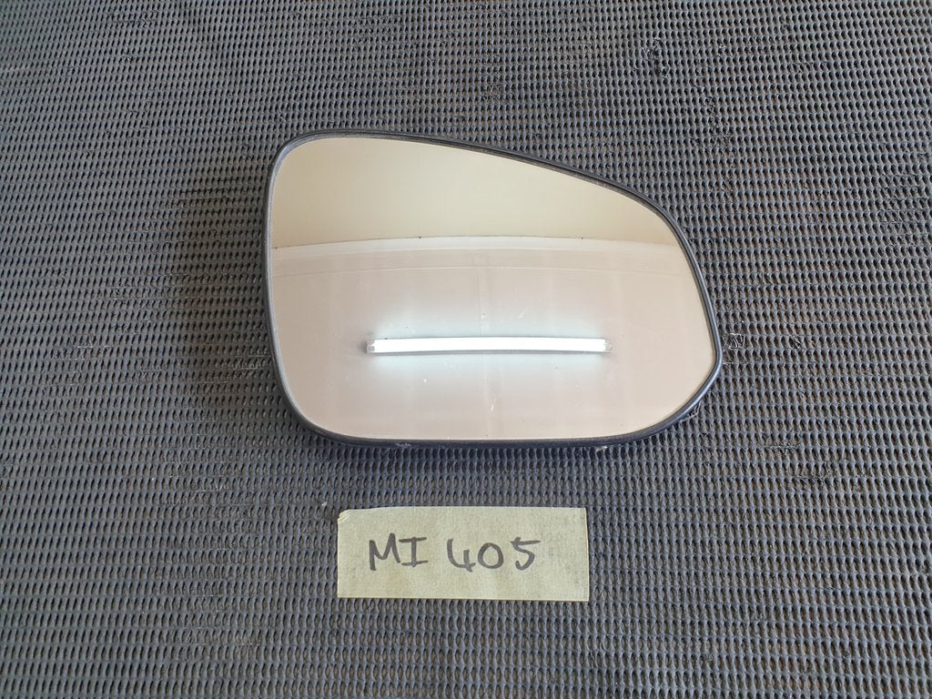 Toyota Hilux Right Outer Mirror Glass