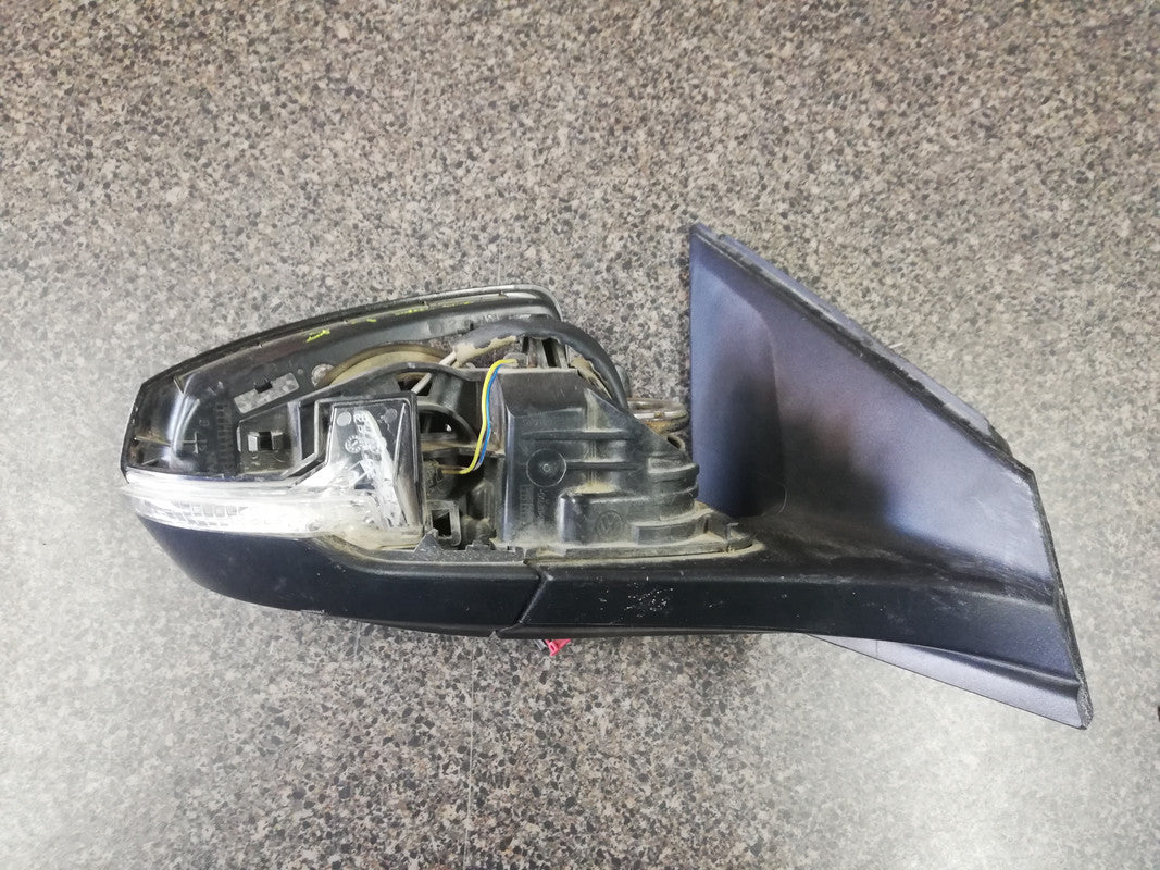 Volkswagen Polo Right Outer Electric Mirror Incomplete, With Indicator Light, No Cover, Mirror Glass