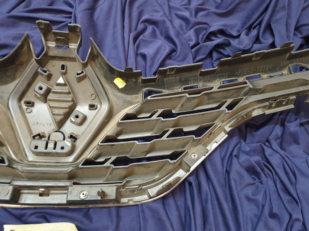 Renault Captur Radiator Grille - Lower chrome broken off