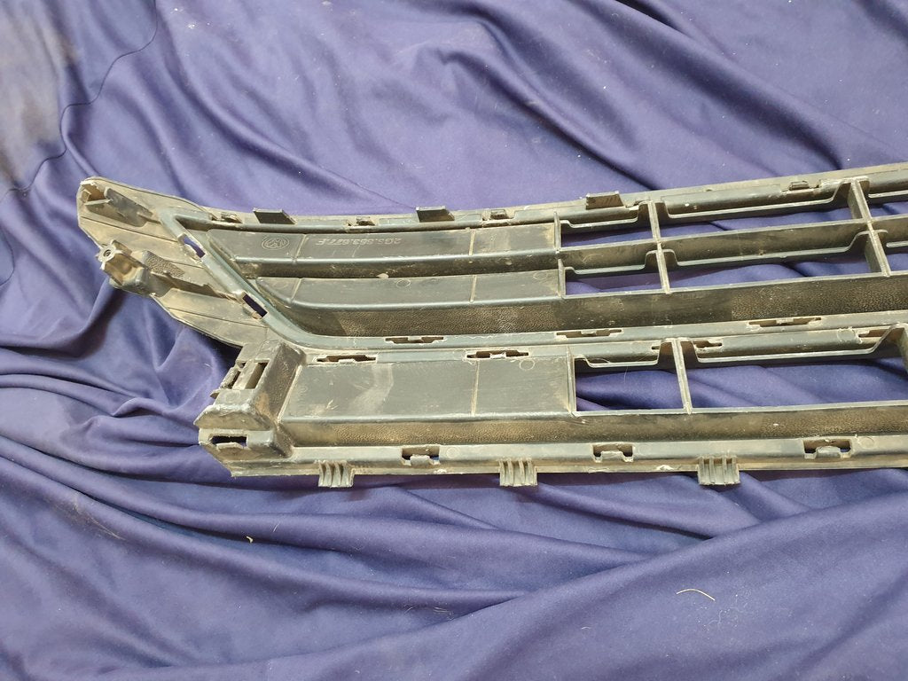 Volkswagen Polo Front Lower Center Radiator Grille
