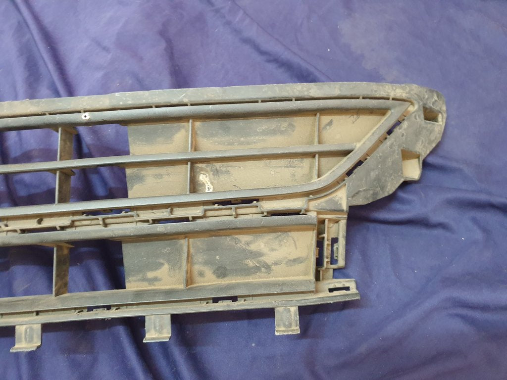 Volkswagen Polo Front Lower Center Radiator Grille