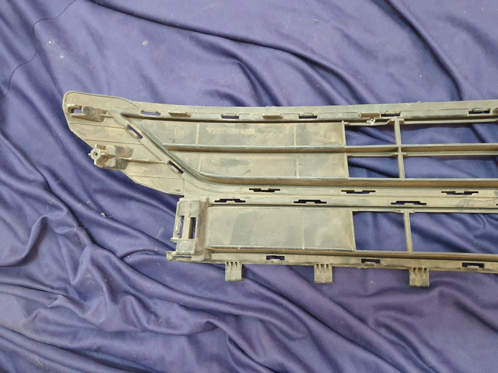 Volkswagen Polo Front Lower Center Radiator Grille