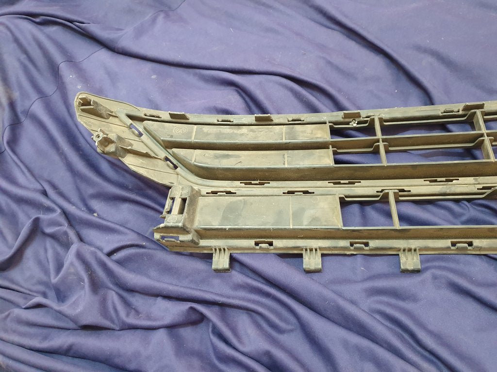 Volkswagen Polo Front Lower Center Radiator Grille