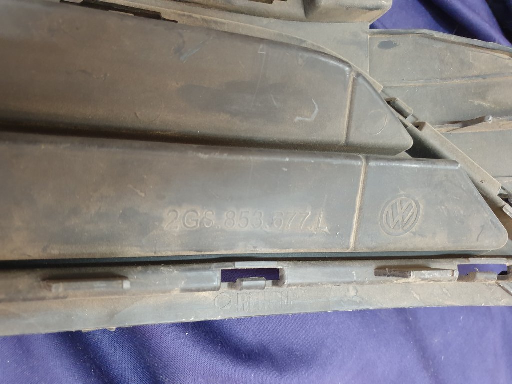 Volkswagen Polo Front Lower Center Radiator Grille