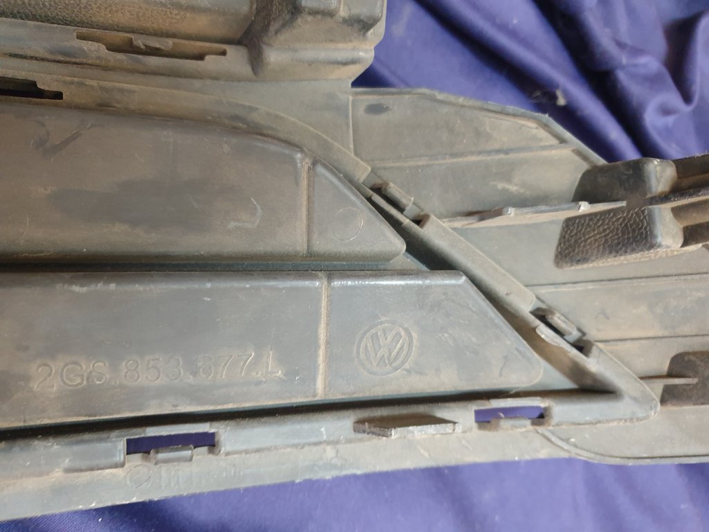 Volkswagen Polo Front Lower Center Radiator Grille