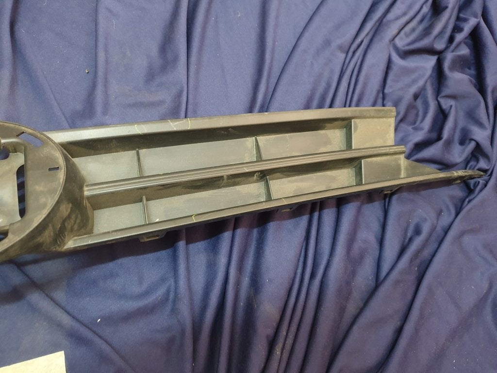 Volkswagen Polo MK6 Radiator Grille - Wear and Tear