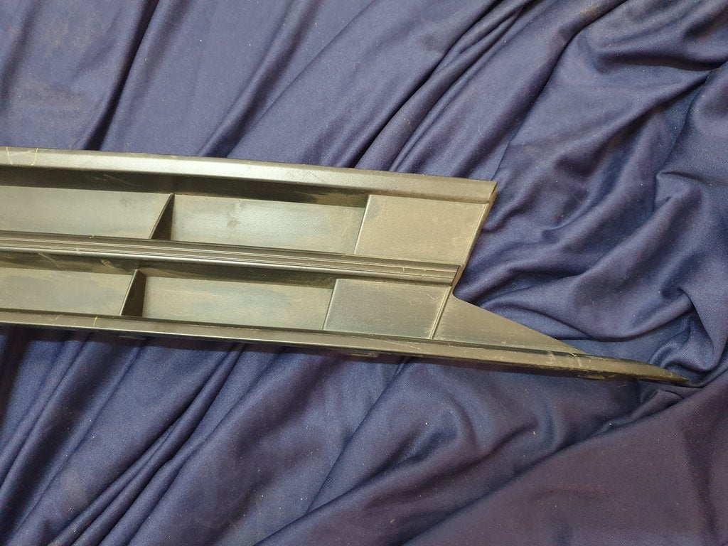 Volkswagen Polo MK6 Radiator Grille - Wear and Tear