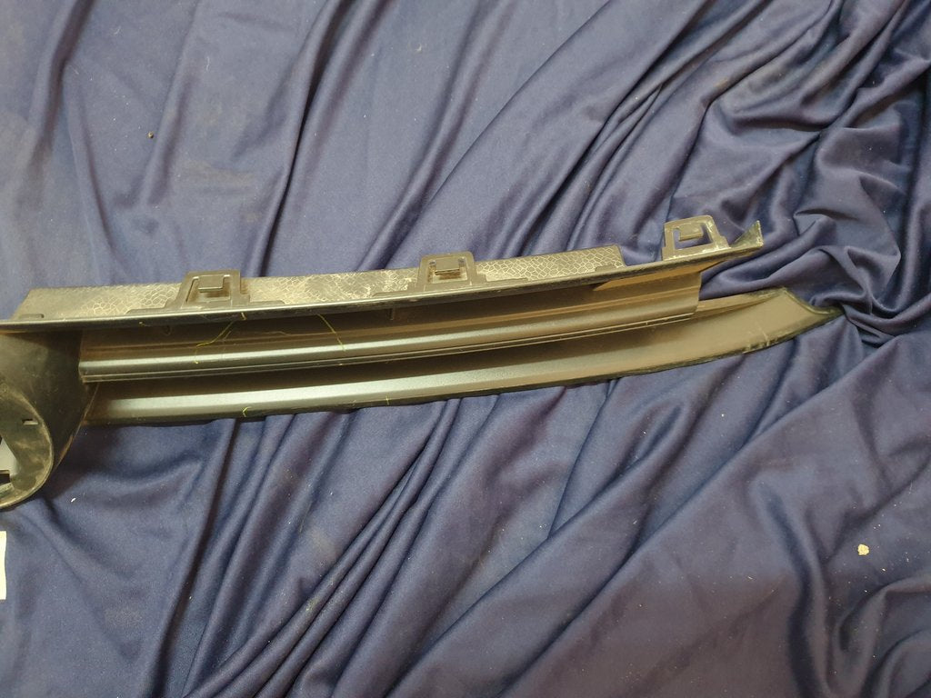 Volkswagen Polo MK6 Radiator Grille - Wear and Tear