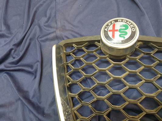 Alfa Romeo Stelvio Radiator Grille - Light Wear and Tear, Broken clips