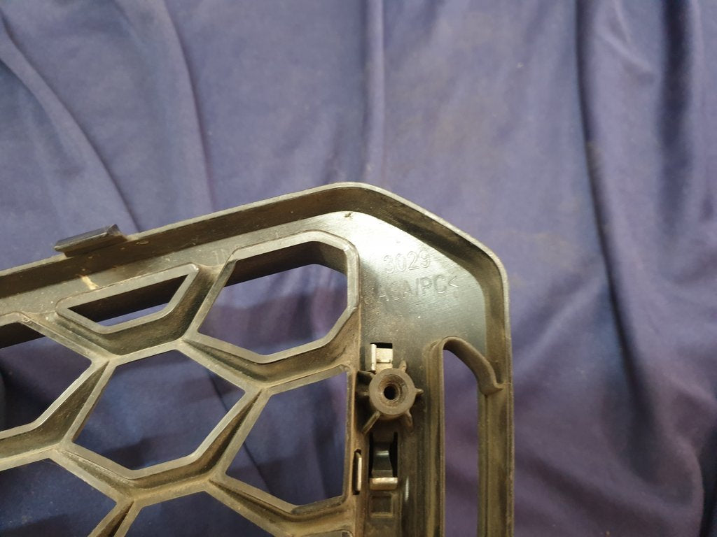 Alfa Romeo Stelvio Radiator Grille - Light Wear and Tear, Broken clips