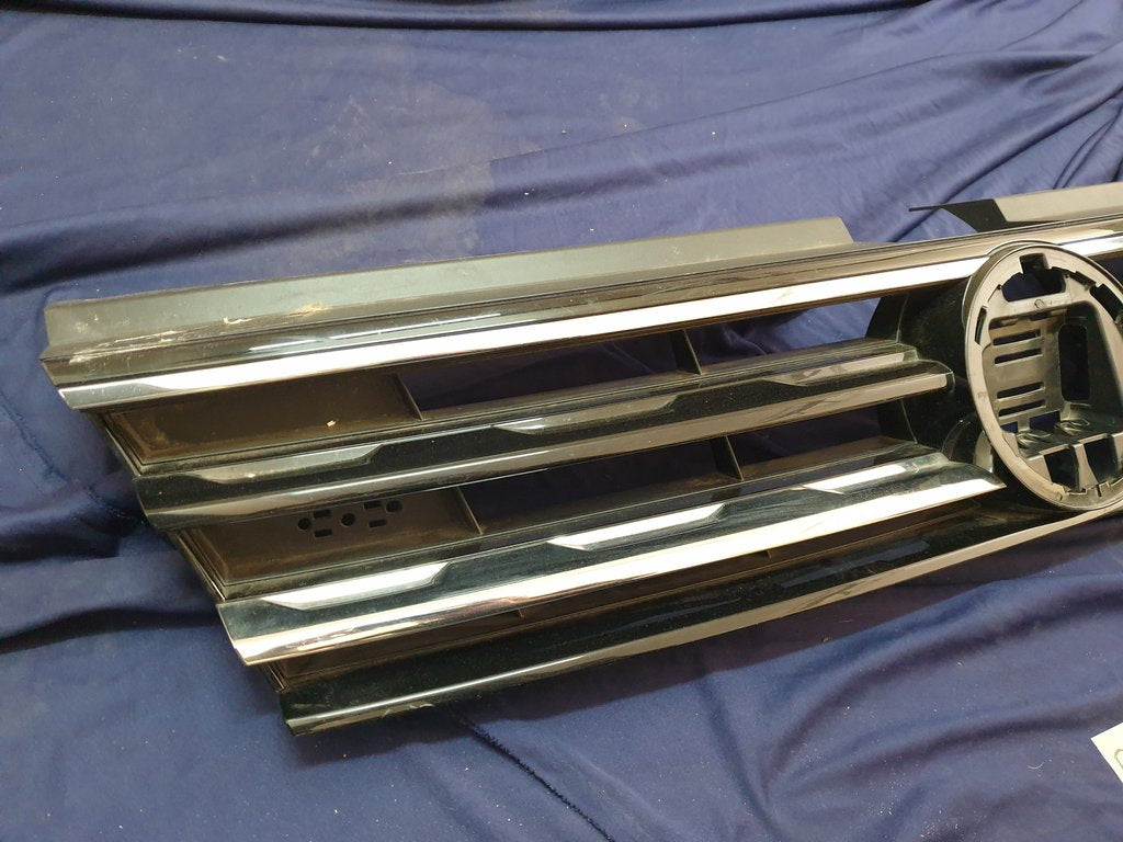 Volkswagen Tiguan 2020 Radiator Grille - Light Wear and Tear
