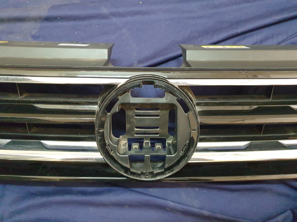 Volkswagen Tiguan 2020 Radiator Grille - Light Wear and Tear