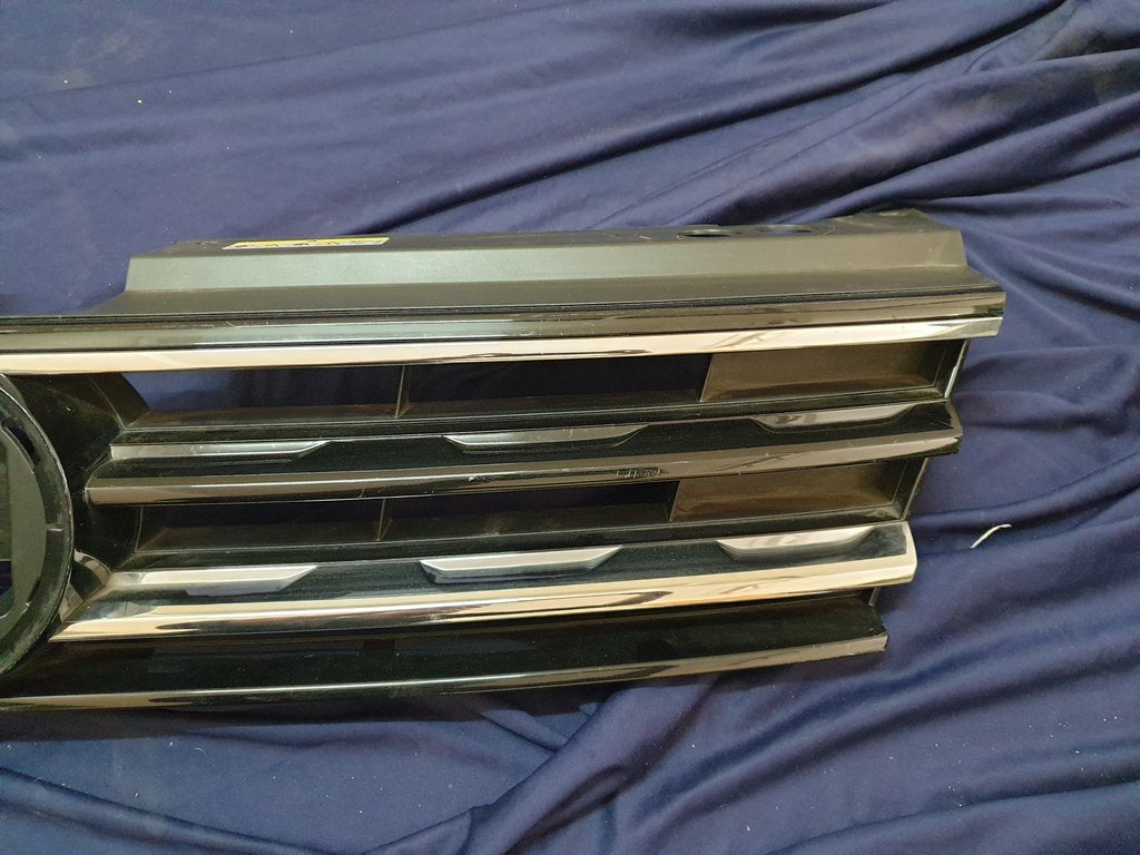 Volkswagen Tiguan 2020 Radiator Grille - Light Wear and Tear