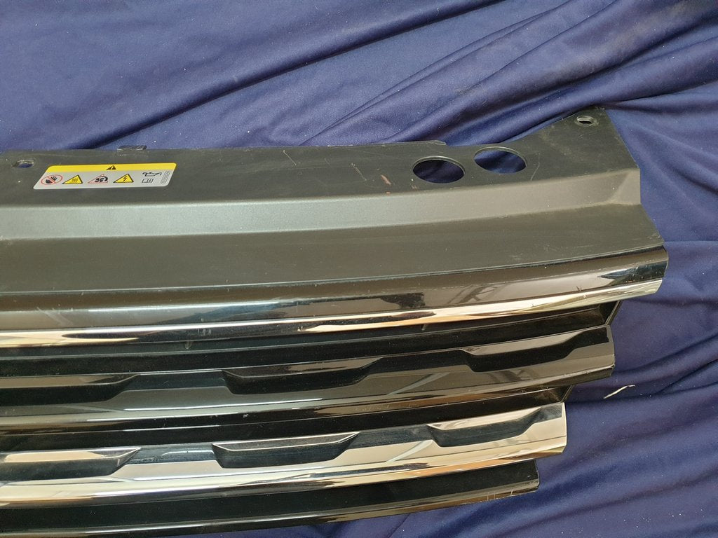 Volkswagen Tiguan 2020 Radiator Grille - Light Wear and Tear