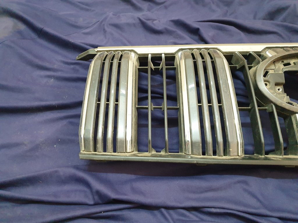 Toyota Land Cruiser Prado Radiator Grille - Wear and Tear