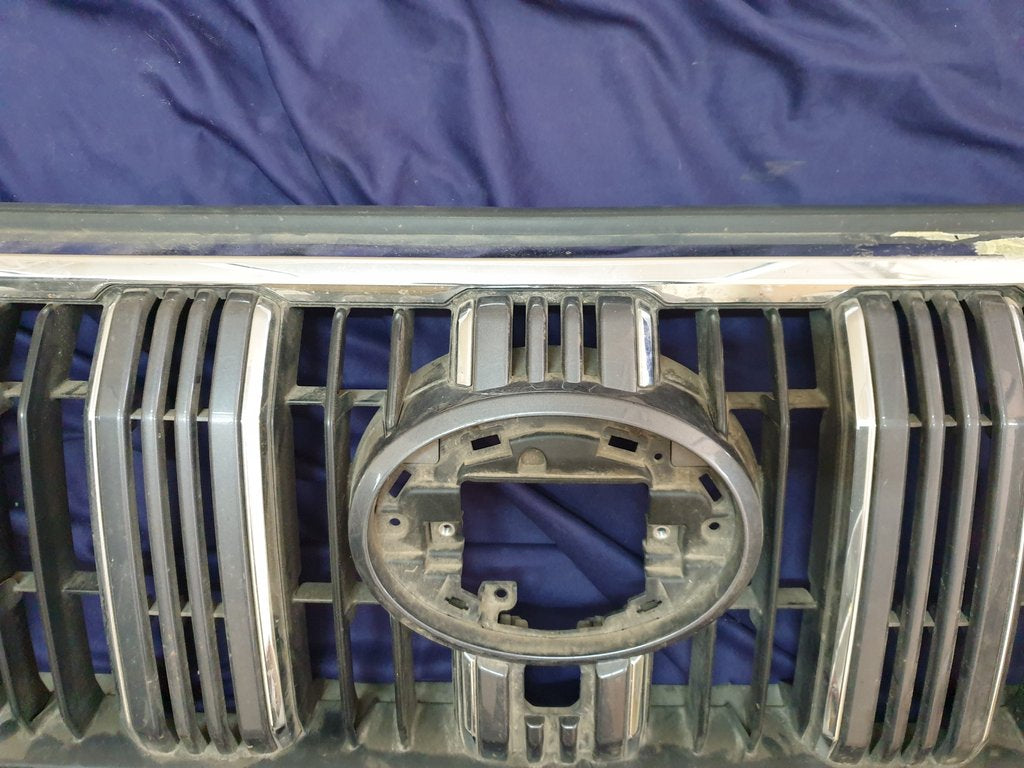 Toyota Land Cruiser Prado Radiator Grille - Wear and Tear