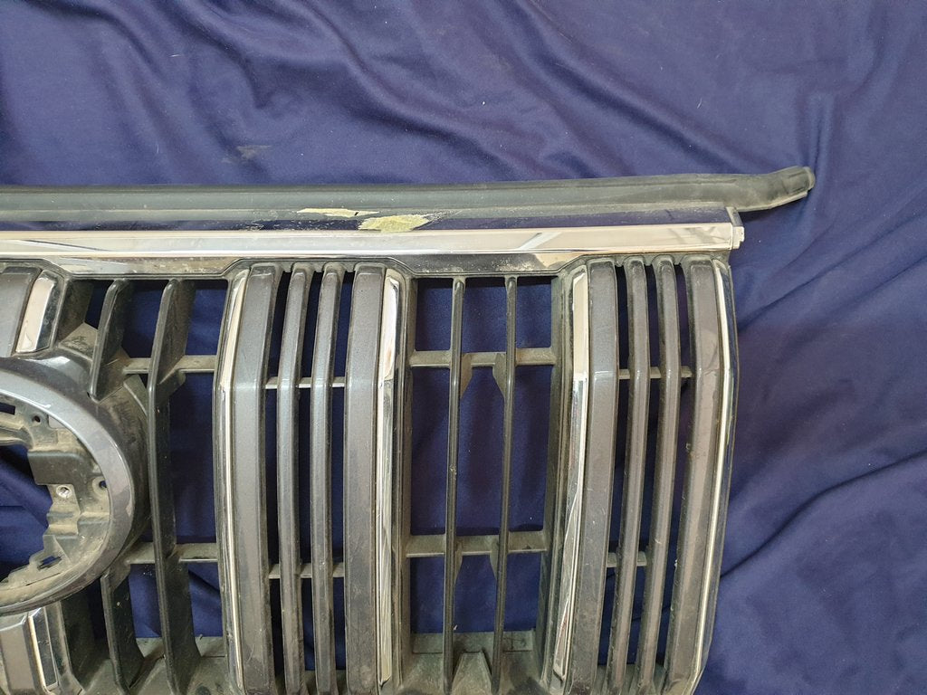 Toyota Land Cruiser Prado Radiator Grille - Wear and Tear