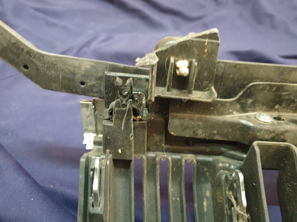 Toyota Land Cruiser Prado Radiator Grille - Wear and Tear