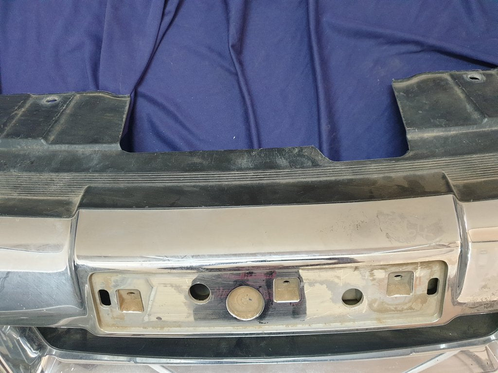Isuzu D-Max Radiator Grille - Light Wear and Tear
