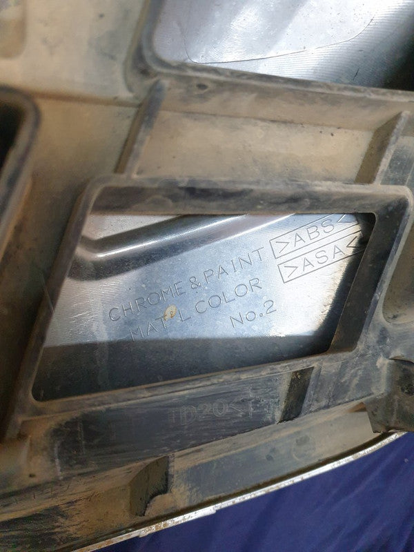 Isuzu D-Max Radiator Grille - Light Wear and Tear