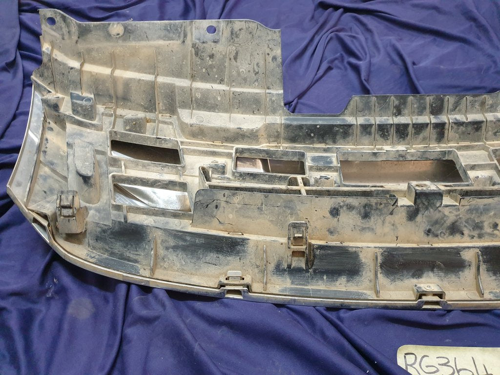 Isuzu D-Max Radiator Grille - Light Wear and Tear