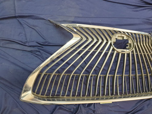 Lexus ES 300 Radiator Grille - Chrome Surround Broken