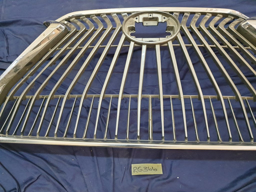 Lexus ES 300 Radiator Grille - Chrome Surround Broken