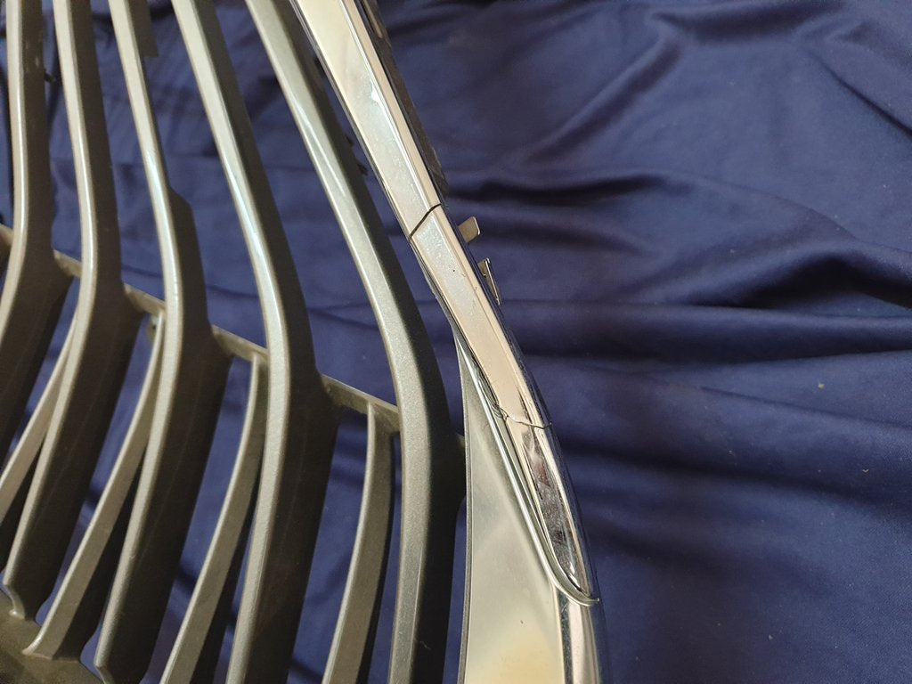 Lexus ES 300 Radiator Grille - Chrome Surround Broken
