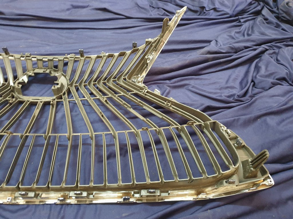 Lexus ES 300 Radiator Grille - Chrome Surround Broken