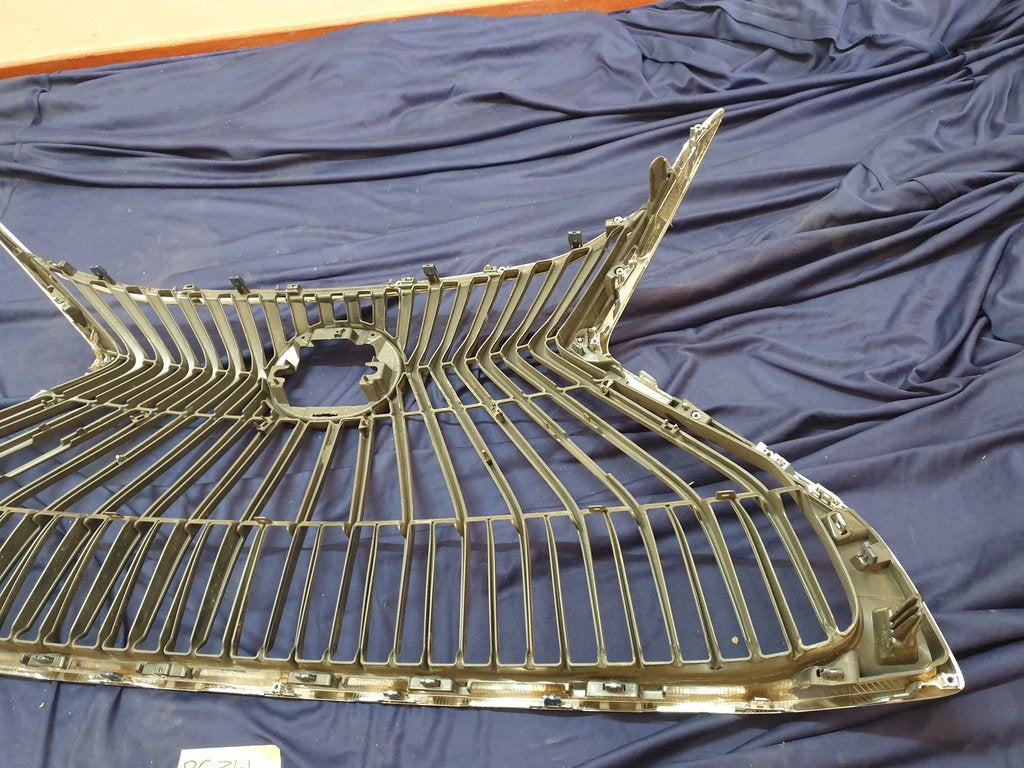 Lexus ES 300 Radiator Grille - Chrome Surround Broken