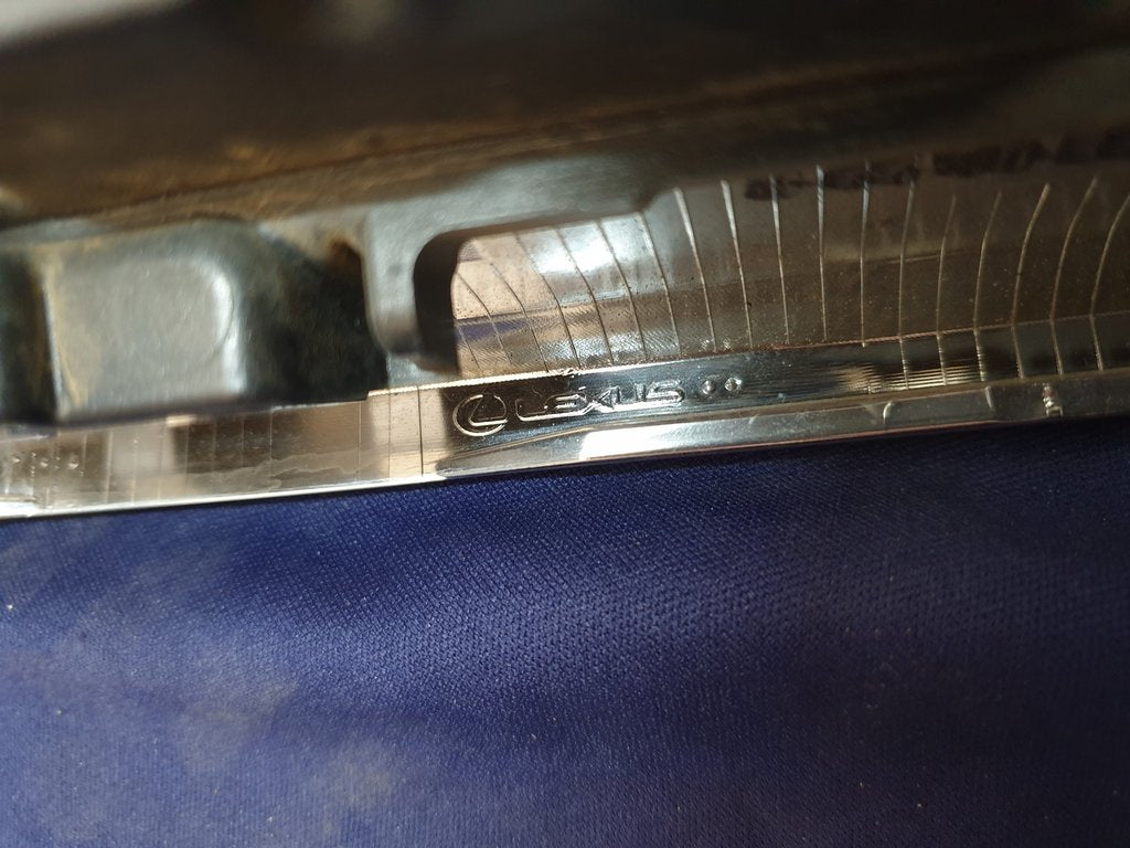 Lexus ES 300 Radiator Grille - Chrome Surround Broken
