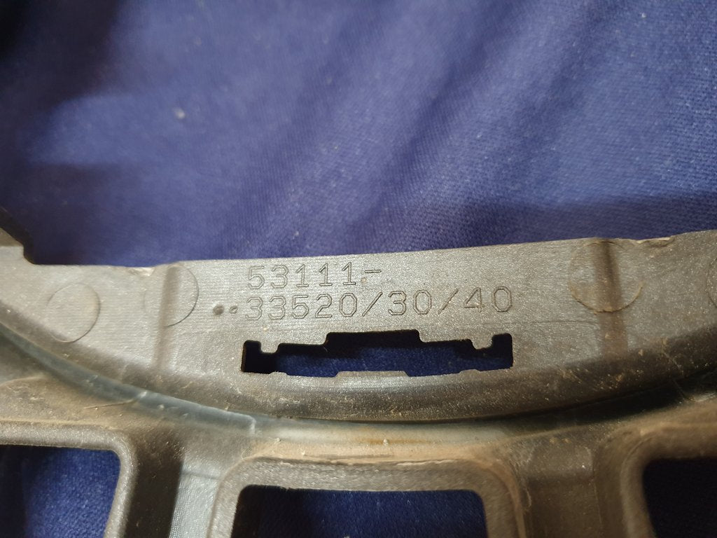Lexus ES 300 Radiator Grille - Chrome Surround Broken